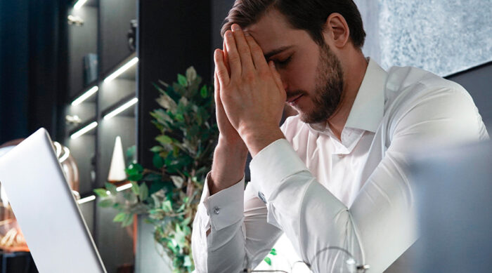Employee at a desk with a supportive manager conversation, representing the NR-1 update on psychosocial risks and mental health in the workplace