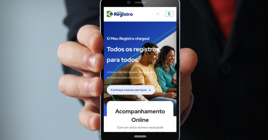 Person accessing the Meu Registro digital platform on a computer, representing the integration of Brazilian notary office services through SERP