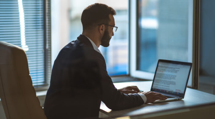 Businessperson checking a digital tax mailbox on a computer, representing the mandatory Electronic Tax Domicile (DTE) for companies starting 2026